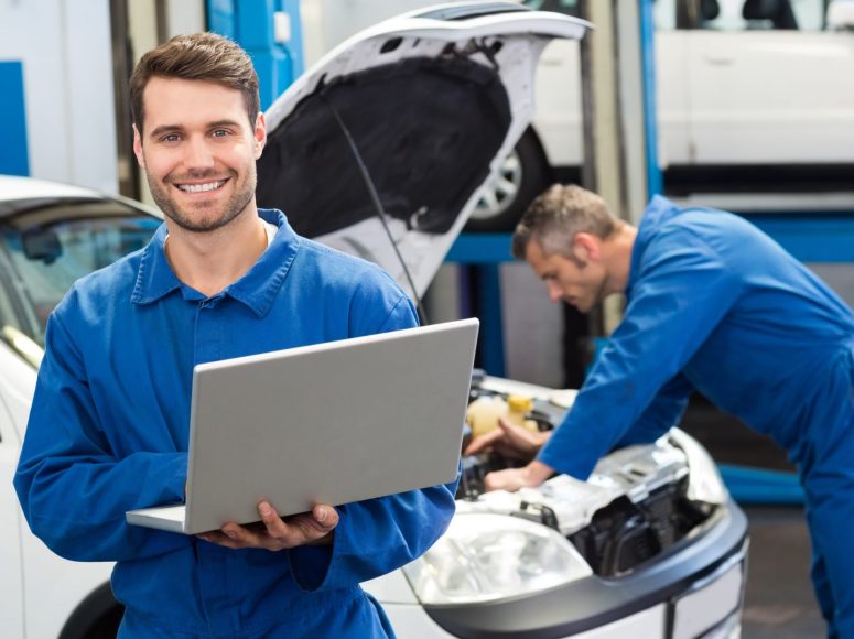 zwei Mechaniker, die die Reparatur und Wartung durchführen bei TOP Markenspezialist Autohaus Zahrte GmbH, Spezialist für Renault & Dacia in Umgebung Munster, Soltau, Uelzen, Bergen, Bad Fallingbostel, Schneverdingen, Bispingen, Wietzendorf