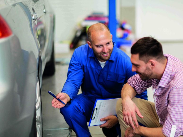 Mechaniker und Kunden besprechen Herstellergarantie beibehalten bei TOP Markenspezialist Autohaus Zahrte GmbH. Spezialist für Renault & Dacia